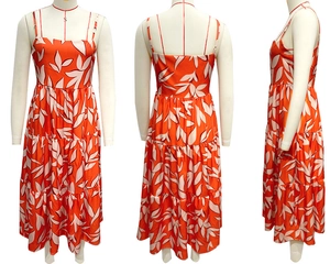 Detailansichten des Sommer-Maxikleids mit Trägern und orange-weißem Blattmuster-Druck