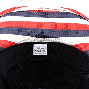 Dettaglio interno cappello da cowboy con etichetta 100% carta e trama tricolore