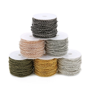 Detalle de cadenas de bolas de cobre de 2mm en seis acabados metálicos como oro y plata