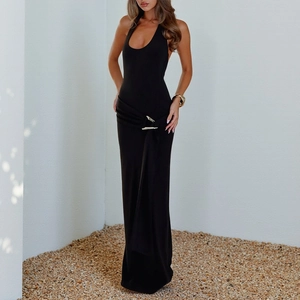 Elegante abito lungo nero con scollo all'americana, schiena scoperta e spacco alto