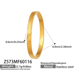 Vue détaillée du bracelet en acier doré montrant la largeur de 0,6 cm et les rainures