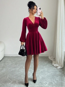 Robe courte en velours bordeaux avec col en V, manches longues et coupe trapèze plissée