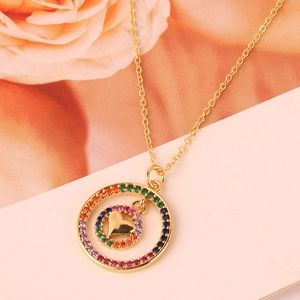 Collana dorata con ciondolo a doppio cerchio, cuore centrale e zirconi colorati vivaci