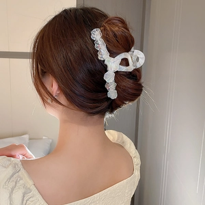 Détail d'une pince à cheveux florale nacrée au style coréen élégant et raffiné