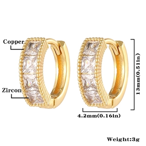 Detalle de pendientes de aro en cobre bañado en oro de 18K con circonitas y medidas