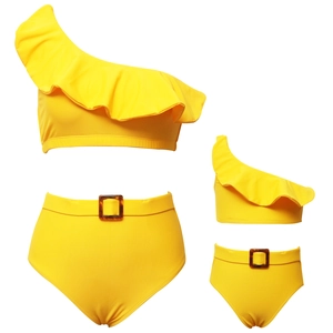Set bikini monospalla gialli per madre e figlia con cinture decorative a fibbia