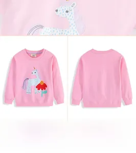 Détail d'un sweat rose pour fille en coton avec broderie licorne et col en maille côtelée