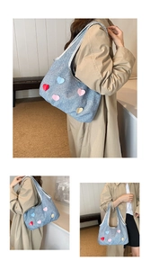 Trois vues du sac en jean avec écussons cœur colorés porté par le mannequin