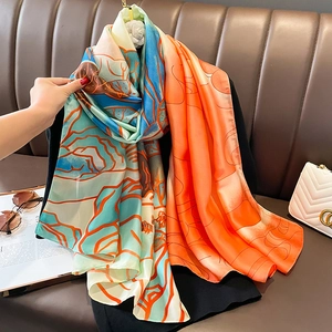 Foulard artistique en soie imprimé paysage montrant la texture et le drapé