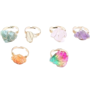 Bagues en cristal naturel enveloppées de fil doré avec divers minéraux bruts colorés
