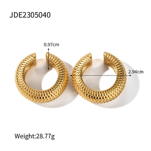 Orecchini a C in acciaio inox 18K dorato con trama a scaglie e diametro di 2,94 cm