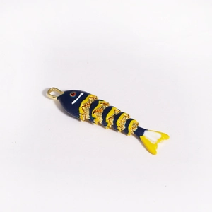 Vue détaillée du pendentif poisson koi articulé en émail bleu et jaune avec corps mobile