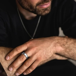 Bague pour homme de 8mm en acier tungstène avec facettes géométriques gris foncé