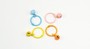 Gros plan d'anneaux porte-clés colorés avec clochettes en bleu rose jaune et orange