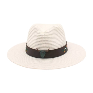 Détail d'un chapeau de paille blanc avec bandeau en cuir, crâne de bœuf et broderie