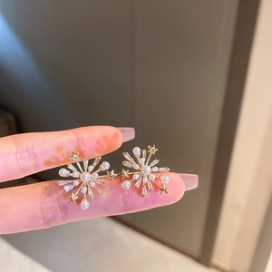 Détails des boucles d'oreilles fleur plaquées or avec perles blanches et zircons