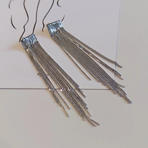Detailansicht der langen Quastenkette-Ohrringe aus 925er Silber mit glänzendem Finish