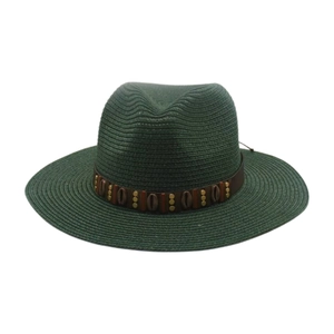 Détail du chapeau de paille vert foncé avec bande en cuir ethnique et rivets en métal