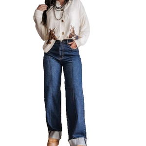 Vintage wijde jeans voor dames met middennaad en vest met paardenprint outfit