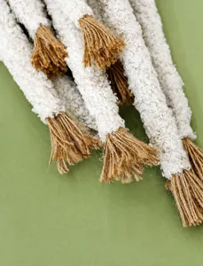 Detalle de juguete para gatos de cebollino de peluche con borla de cuerda de cáñamo
