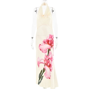 Robe longue beige sans manches à fleurs roses avec un décolleté licou drapé élégant