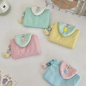 Vue détaillée de quatre portefeuilles pastel avec rabats en peluche et charmes mignons