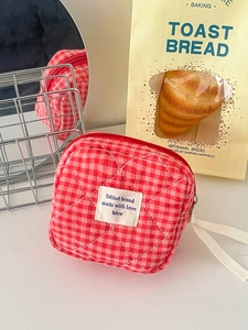 Estuche acolchado de cuadros rojos y blancos con cremallera para objetos pequeños