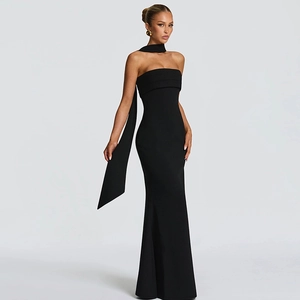 Détail d'une robe sirène bustier noire élégante avec tour de cou et texture en maille