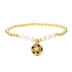 Bracelet élégant à billes dorées avec perles blanches et pendentif étoile sur fond blanc