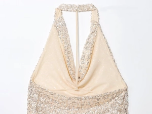 Détail du haut dos nu à paillettes champagne avec texture métallique scintillante