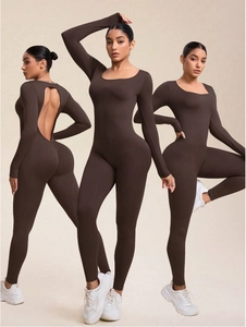 Drei Ansichten des tiefbraunen rückenfreien Langarm-Fitness-Yoga-Jumpsuits nahtlos