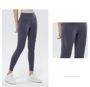 Dettaglio dei leggings da yoga a vita alta con inserto in mesh traspirante sulla gamba