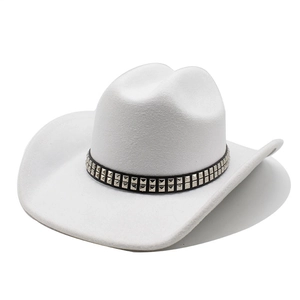 Classico cappello da cowboy bianco in feltro con fascia in pelle e borchie metalliche argento