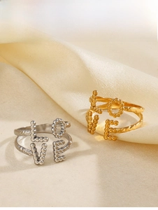 Vista macro di anelli LOVE placcati in oro 18K e argento con trama a rilievo