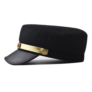 Casquette noire classique avec visière en similicuir et bandeau métallique doré