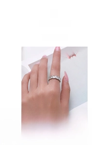 Détail de la bague en argent S925 avec zircons taille marquise portés au doigt d'un mannequin