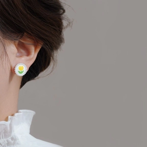 Elegant pearl-rimmed tulip clip-on earrings for women with delicate floral pattern
