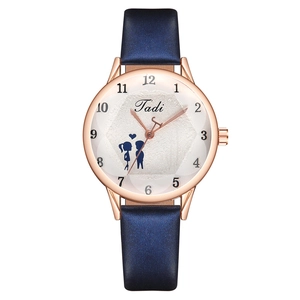 Montre à quartz minimaliste pour femme avec bracelet satin bleu et cadran silhouette cœur
