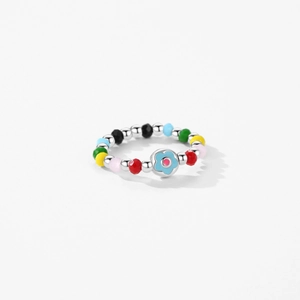 Anello in argento S925 fatto a mano con perline colorate e fiore su sfondo bianco