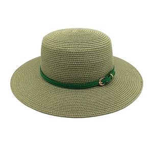 Détail du tissage de chapeau de paille vert olive avec sangle en similicuir et boucle dorée