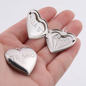 Pendentif médaillon cœur en acier 316L avec gravure Te Amo ouvert et fermé en main