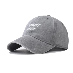 Casquette de baseball en coton gris délavé avec broderie blanche vue sous un angle de 45°