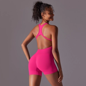 Vue arrière du combishort de yoga sans couture rose avec dos ouvert et bretelles