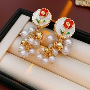 Boucles d'oreilles vintage style palais avec rose rouge et grappes de perles