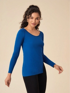 Detail of slim fit long sleeve yoga top with round neck in royal blue stretch fabric
