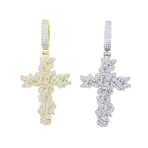 Vue détaillée des pendentifs croix hip hop en or et argent avec sertissage de zircons