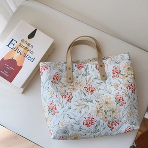 Petit cabas en coton à imprimé floral avec poignées en cuir et fleurs jaunes sur blanc
