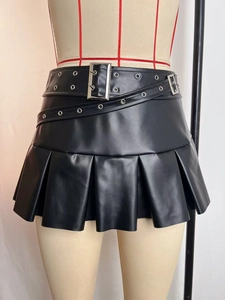Détails d'une jupe plissée en cuir PU noir avec doubles ceintures gothiques et œillets