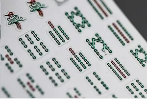 Vista macro di adesivi per unghie mahjong 5D in rilievo con dettagli materici