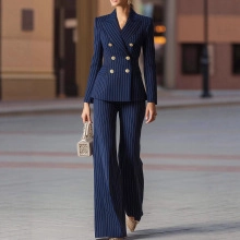 Scatto all'aperto di un completo blu navy doppiopetto con bottoni d'oro e pantaloni larghi